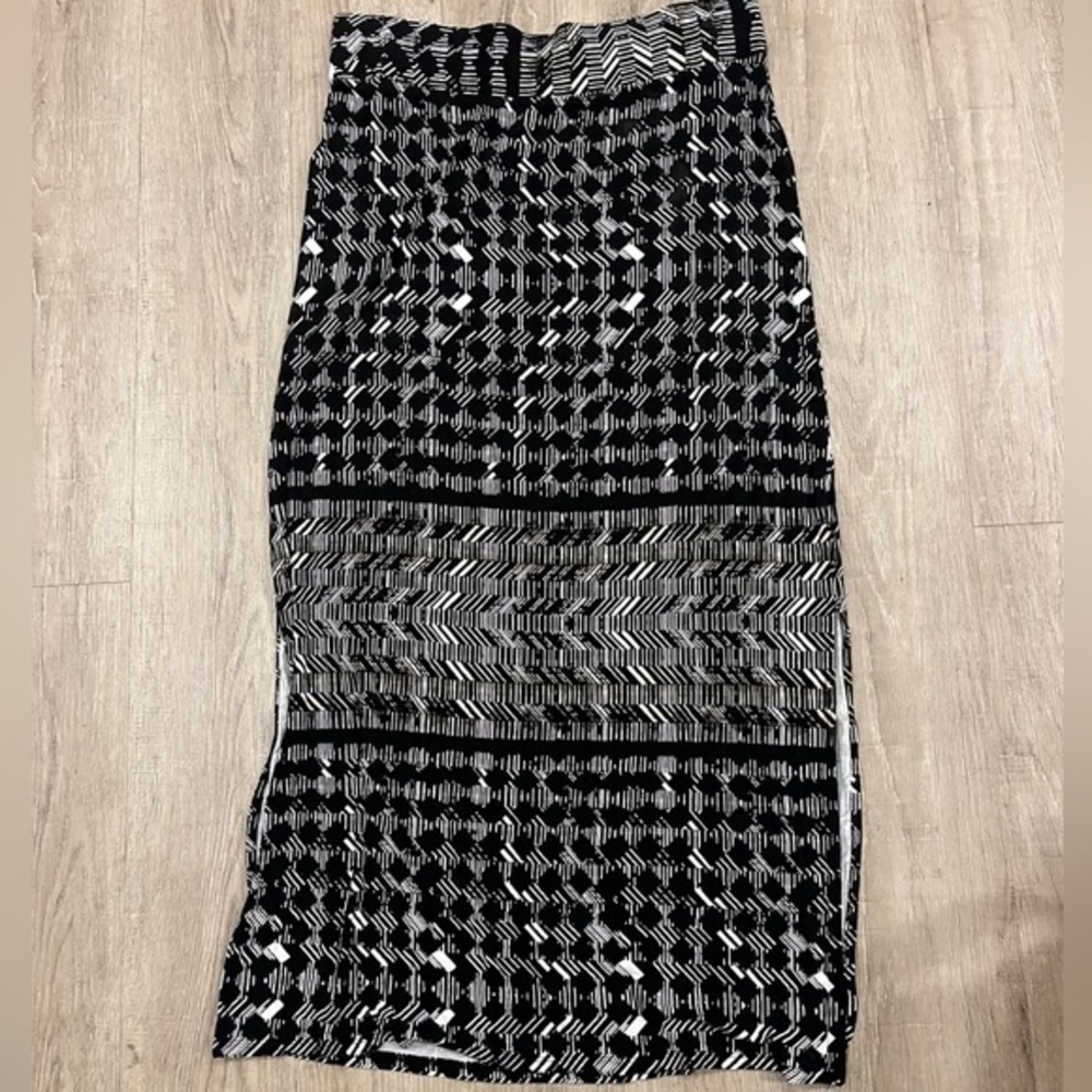 a.n.a. Black and White Patterned Women's Maxi Skirt Large